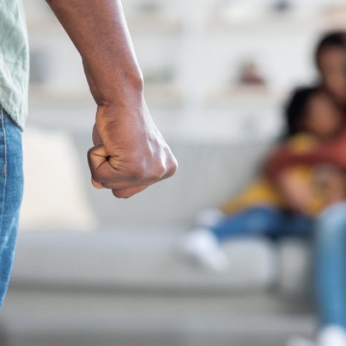 Camera Deputaților a adoptat, miercuri, un proiect de lege menit să combată violența, intitulată „România fără violență”. Potrivit digi24.ro, legea prevede înăsprirea pedepselor pentru loviri și alte acte violente. În cadrul votului, s-au înregistrat 286 de voturi „pentru”, unul „contra” și o abținere. Parlamentul, care este for decizional, modifică Codul penal și Legea nr. 26/2024 privind ordinul de protecție, pentru a oferi autorităților instrumente mai eficiente împotriva violenței în toate formele sale.