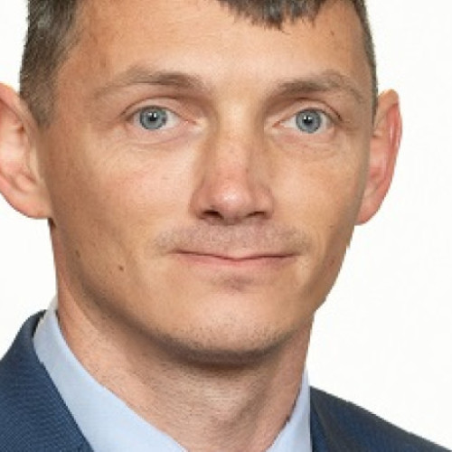 Senatorul Paul Ciprian Pintea, cunoscut pentru dosarele sale penale și pentru glumele legate de CV-ul său, în care a scris că urmează cursuri la site-ul de matrimoniale Academic Singles, a trecut oficial la PSD. Potrivit digi24.ro, el face parte dintr-un grup de 10 parlamentari care au migrat de la partidele SOS și POT către social-democrați.