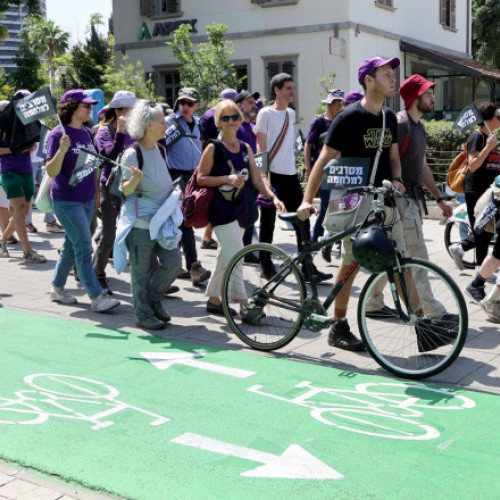 Zeci de israelieni au pornit într-un marș pe jos spre granița cu Fâșia Gaza pentru a protesta împotriva ofensivei armate desfășurate în această enclavă palestiniană, relatează digi24.ro. Potrivit surselor, demonstrația, organizată de grupul israeliano-palestinian Standing Together, a început miercuri din Tel Aviv și va dura trei zile, urmând să se încheie vineri, când participanții vor ajunge la graniță.