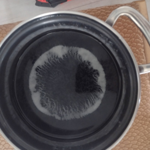 Calitatea apei potabile de la robinet din Galați, care provine din Dunăre, a stârnit recent îngrijorări în rândul locuitorilor. Un galatean, care locuiește într-un bloc din cartierul Regiment 11 Siret, a semnalat că, după fierbere, apa lasă urme albe în vase, ibrici sau filtre de cafea. El notează că depunerile constau în "praful" alb, care rezultă din procesul de tratament al apei și care, potrivit reprezentanților Apa Canal, nu este periculos pentru sănătate, dar poate afecta electrocasnicele și instalațiile.