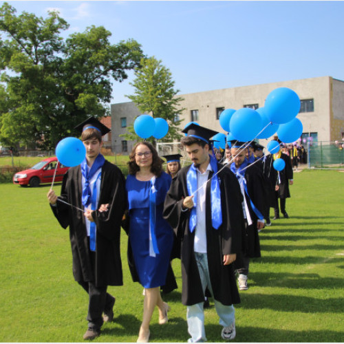 Elevii au sărbătorit oficial absolvirea la Colegiul Național „Avram Iancu” din orașul Stei