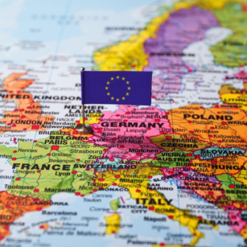 UE permite redistribuirea fondurilor pentru sprijinirea apărării și securității, transmite digi24.ro, citând anunțul oficial al Comisiei Europene. Potrivit acesteia, statele membre au acum posibilitatea de a canaliza sute de miliarde de euro din fondurile de redresare COVID-19 către proiecte din domeniul apărării, ceea ce marchează o schimbare majoră față de prioritatile inițiale ale UE.