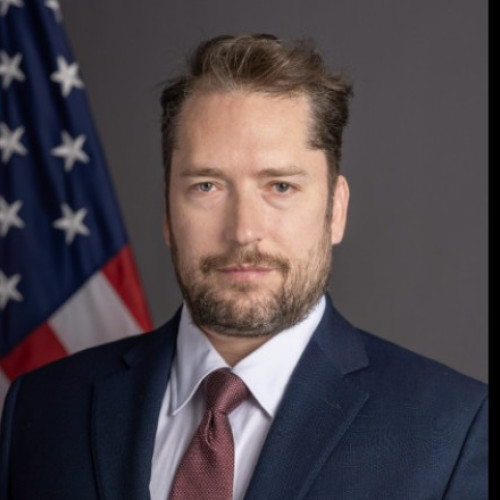 Secretarul de stat adjunct al SUA, Darren Beattie, acuzat de apropieri controversate, a stârnit critici intense din partea mai multor surse. Potrivit unei relatări a publicației The Telegraph, acesta ar fi fost fan al președintelui rus Vladimir Putin și ar fi avut legături de familie cu o rusoaică. Conform surselor din cadrul Departamentului de Stat, verificarea prealabilă pentru numirea sa nu a fost considerată adecvată, ceea ce a generat suspiciuni.