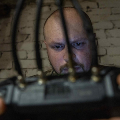 Ucraina intenționează să își crească de 2,5 ori producția de drone în acest an, conform informațiilor oferite de Bloomberg, citând Centrul pentru comunicații strategice al țării. În 2024, Ucraina a produs 1 milion de drone, iar acum planifică să ajungă la 2,5 milioane, notează sursa. Potrivit unui raport, Ministerul Apărării din Ucraina a alocat peste 2,5 miliarde de dolari pentru producția locală de drone în perioada 2024-2025, semnând contracte cu 76 de companii. În total, armata ucraineană se bazează pe peste 500 de furnizori, unii producând în masă dronele în fabrici, în timp ce alții asamblează drone din componente aduse din piețe online din China sau recondiționate în ateliere mici.