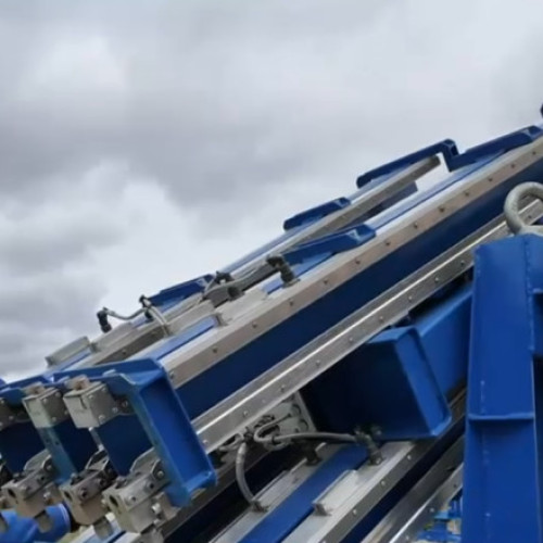 Peste 60 de funcționari ai autorității responsabile pentru sistemul anti-grindină rămân la serviciu, chiar și după suspendarea activității, potrivit digi24.ro. În timp ce activitatea instituției a fost oprită de la ordinul ministrului Agriculturii, motivată de lipsa unui studiu de impact asupra mediului, aceștia continuă să vină la muncă, fără a avea o clară explicație despre sarcinile lor zilnice.