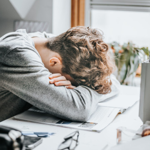 Elevii petrec prea mult timp cu temele, depășind norma legală de două ore pe zi