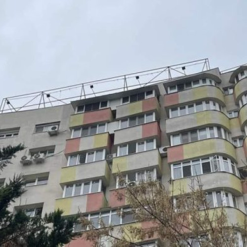 Primăria București va oferi sprijin financiar lunar pentru chirie familiilor evacuate din imobile ce urmează să fie consolidate, potrivit newsbucuresti.ro. Luna aceasta, Consiliul General al Municipiului București a aprobat o hotărâre în acest sens, cu 47 de voturi pentru și 4 abțineri.