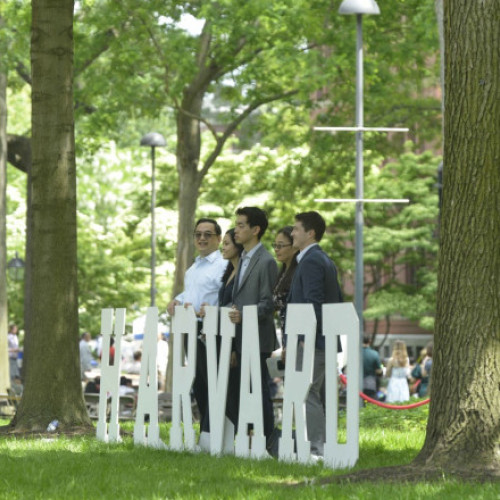 Trump suspendă temporar accesul studenților internaționali la Harvard din motive de securitate națională