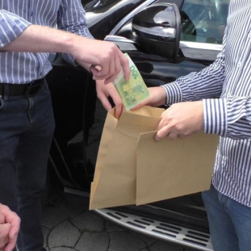 Inspectorul superior din cadrul Direcției Generale Antifraudă Fiscală, Andrei Petru Dimitriu, va rămâne în arest preventiv pentru 30 de zile, după ce Curtea de Apel București a respins, miercuri, contestația sa împotriva deciziei Tribunalului București din 23 mai 2025. Potrivit digi24.ro, magistratii susțin că faptele sale au un pericol social ridicat, deoarece subminează autoritatea statului și încrederea publică.