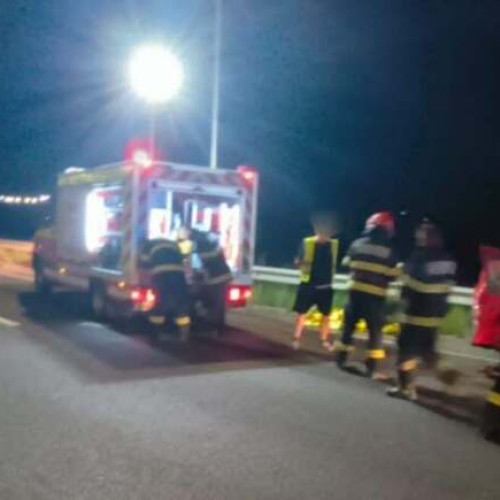 Accident rutier grav în județul Bihor, conform site-ului bihon.ro, după ce o autoutilitară cu semiremorcă a intrat în coliziune cu un autoturism condus de un bărbat de 54 de ani din Făget, județul Timiș. Potrivit sursei menționate, impactul s-a produs atunci când șoferul autoturismului, aflat pe banda de accelerare, nu s-a asigurat corespunzător la schimbarea benzii, fiind acroșat din spate de autoutilitară, care circula regulamentar pe banda 1, în aceeași direcție.