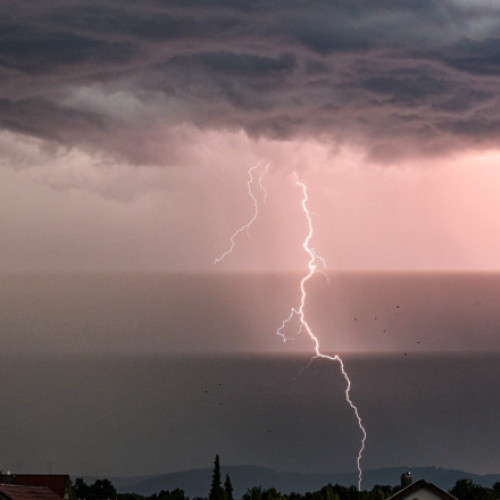 Furtuni puternice în sudul Germaniei au dus la o aterizare de urgență pentru un zbor Ryanair, după ce turbulențe violente au rănit nouă persoane aflate la bord, potrivit poliției din Germania, citează digi24.ro. Zborul, de la Berlin la Milano, cu 179 de pasageri și șase membri ai echipajului, a fost nevoit să aterizeze de urgență pe aeroportul Memmingen din Bavaria, în jurul orei 20:30.