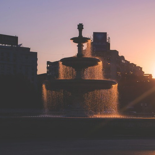 Vremea calduroasă în București se va menține și în zilele de joi și vineri, potrivit celor raportate de newsbucuresti.ro. Temperaturi de până la 34 de grade vor fi resimțite în aceste zile, iar indicele temperatură-umezeală (ITU) va depăși pragul critic de 80 de unități, ceea ce va duce la disconfort termic accentuat.