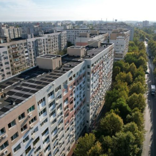 Numărul tranzacțiilor cu apartamente în România a scăzut cu aproape 9% în primele patru luni ale anului 2025, potrivit datelor analizate de o companie de consultanță imobiliară. În București, declinul a fost chiar mai pronunțat, atingând 12%, relatează newsbucuresti.ro. Potrivit Colliers, dificultățile în accesarea creditelor, instabilitatea economică și creșterea costurilor din construcții influențează negativ piața rezidențială, începutul anului fiind tensionat.