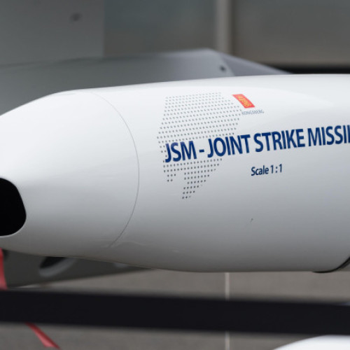 Germania va achiziționa rachete de croazieră aer-sol JSM din Norvegia, potrivit anunțului făcut joi de Ministerul norvegian al Apărării, citează digi24.ro. Aceste rachete sunt dezvoltate special pentru avioanele multirol F-35 și permit lovituri precise asupra țintelor terestre și maritime bine apărate.