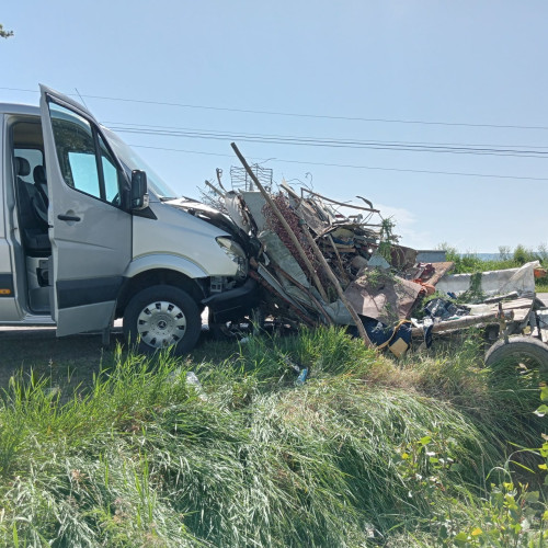 Accident între microbuz și căruță în Prajeni: șapte persoane din Ucraina nevatamate, două victime în caruță