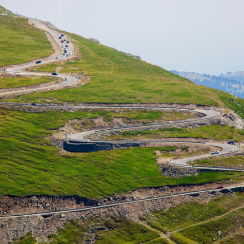 Circulația pe Transalpina, între Ranca și Curpat, se redeschide de vineri, anunță CNAIR, citată de Digi24.ro. Potrivit oficialilor, traficul va fi permis doar pe timpul zilei până la sfârșitul lunii iunie, începând cu ora 9:00. În perioada 6 iunie - 30 iunie 2025, circulația va fi închisă pe timpul nopții, între orele 20:00 și 9:00, pentru siguranța șoferilor.