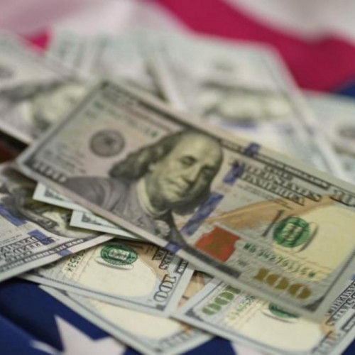 Leul românesc s-a apreciat ușor față de euro și dolar, deși euforia de la Bursa de Valori București, unde indicele BET a atins un nou maxim, nu a avut un impact semnificativ asupra cursurilor de schimb. Potrivit viata-libera.ro, cursul euro a scăzut joi de la 5,0558 lei la 5,0537 lei, în condițiile în care tranzacțiile se realizau în culoarul 5,052 - 5,055 lei. În piața asiatică, cotatia euro a coborât chiar la 5,035 lei.