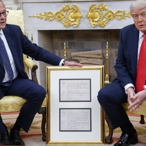 Friedrich Merz i-a oferit lui Donald Trump un certificat de naștere înramat al bunicului său, potrivit digi24.ro. Cancelarul german a fost primit de președintele american la Casa Albă, iar întâlnirea lor s-a desfășurat într-un ton considerat „pozitiv”, menționează CNN.