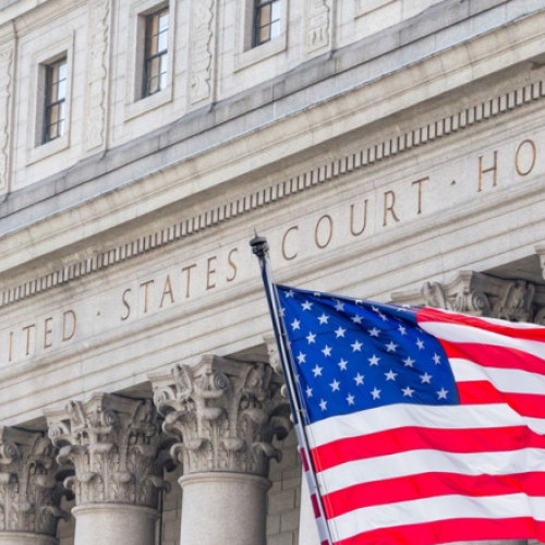 Curtea supremă a SUA a hotărât că persoanele din grupuri majoritare, cum ar fi albii sau heterosexualii, pot introduce acțiuni în justiție pentru a reclama discriminare inversă, notează digi24.ro. Potrivit deciziei, judecătorii au anulat o hotărâre anterioară a unei instanțe inferioare, care respinsese plângerea unei femei din Ohio, Marlean Ames. Aceasta susținea că i s-a refuzat ilegal o promovare și a fost retrogradată pentru că este heterosexuală.