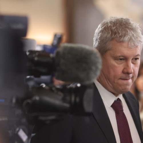 Situatia de la Salina Praid, considerată foarte complexă de către Premierul interimar Catalin Predoiu, reprezintă un risc atât pentru ecosistemul zonei, cât și pentru infrastructură și populație. Potrivit notează digi24.ro, Predoiu menționează că prioritatea este protejarea vieților oamenilor în primul rând. El a explicat că, de joi seara, se depun eforturi pentru gestionarea situației, inclusiv utilizarea unei țevi pentru captarea apelor paraului Corund, pentru a devia apa din zona salinei.