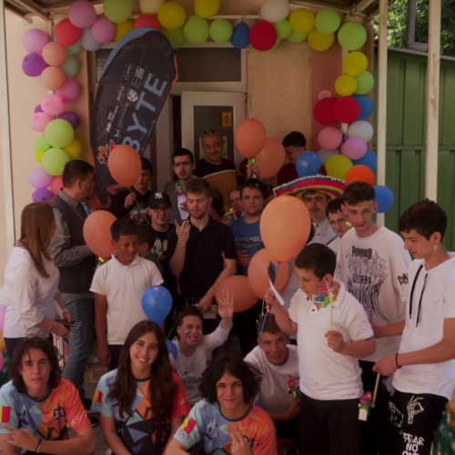 Robotul Smokie a adus bucurie copiilor de ziua lor, într-o vizită inedită la o școală din Piatra Neamț, potrivit site-ului viata-libera.ro. Acest eveniment special a avut loc de 1 Iunie și a fost organizat de profesorul Onut Atanasiu, cu scopul de a integra copiii cu nevoi speciale în colectivitate și de a le oferi o experiență de neuitat.