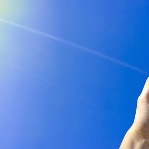 Canicula extremă afectează România, mulți oameni și agricultura, potrivit Digi24. În aceste zile, temperaturile resimțite depășesc adesea 40 de grade Celsius, iar valul de căldură venit brusc după episoade de furtuni a luat pe toți prin surprindere. Oamenii au fost nevoiți să caute sprijin în centrele de prim-ajutor din marile orașe, unde primesc sfaturi și asistență medicală, notaaza Digi24.ro.