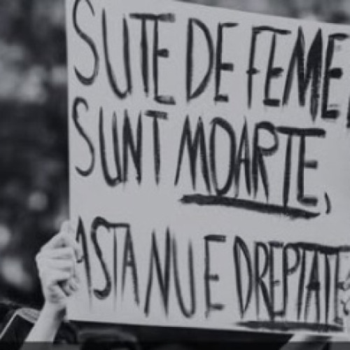 Numărul femicidurilor în România continuă să crească, iar situația devine tot mai alarmantă, potrivit digi24.ro. În ultimele cinci luni, s-au înregistrat 25 de cazuri de femicid, printre care și cazul Teodorei, o tânără de 23 de ani ucisă de un bărbat. Experții susțin că problema nu constă în legislație, ci în modul în care aceasta este aplicată. Ei menționează faptul că autoritățile nu au urmărit profilul agresorului, deși semnale de alarmă existau, iar victimele nu beneficiază întotdeauna de sprijin adecvat.