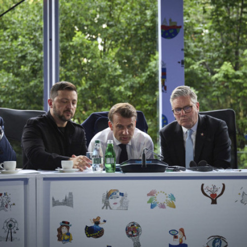 SUA refuză să ofere garanții complete pentru o eventuală încheiere a armistițiului în Ucraina, alimentând tensiunile dintre aliați. Potrivit unor surse citate de Bloomberg, în timpul discuțiilor cu omologii lor europeni, oficialii americani au ajuns la concluzia că președintele Donald Trump nu va furniza garanțiile necesare pentru a sprijini &quot;coalitia celor dispusi&quot;, condusă de Europa.