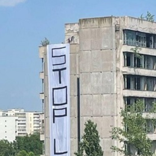 Mesaj homofob afisat pe un bloc abandonat în cartierul Titan din București