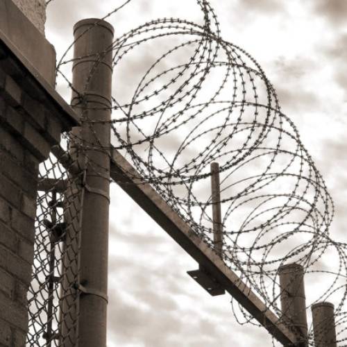 Danemarca va transfera până în 2027 până la 300 de deținuți străini într-un centru de detenție special din Kosovo, conform unui acord recent ratificat de autoritățile kosovare, notează digi24.ro. Potrivit sursei, deținuții nu vor fi condamnați pentru terorism sau crime de război, iar după terminarea pedepselor, aceștia vor fi expulzați în țările lor de origine.