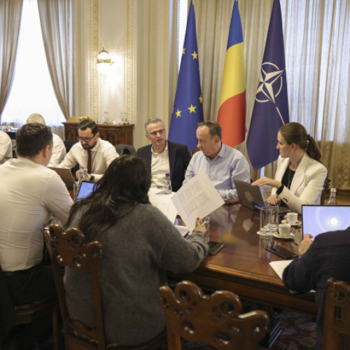 Negocierile pentru formarea viitorului guvern continuă, iar discuțiile se intensifică pe mai multe fronturi, potrivit Digi24. În urma unor negocieri tensionate, partidele încearcă să cadă de acord asupra ministerelor de top, precum Transporturile, Fondurile Europene sau Justiția. Discuțiile sunt complicate, deoarece mai multe formațiuni își doresc aceleași portofolii, iar partidele încearcă să negocieze în condiții favorabile.