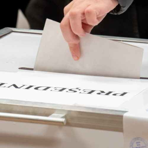 Aproape jumătate dintre români consideră că alegerile prezidențiale au fost organizate în mod necorespunzător, arată un sondaj realizat de INSCOP Research și citat de digi24.ro. Potrivit rezultatelor, 45,7% dintre respondenți cred că scrutinul a fost mai degrabă incorect, în timp ce 50,4% opină că alegerile au fost organizate corect.
