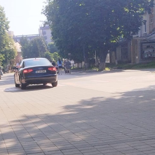 Un șofer a fost surprins circulând cu mașina pe pietonalul Unirii din Botoșani