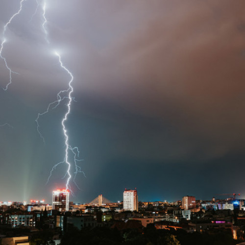 Peste jumătate din România, vineri, se află sub avertizări de vreme severă, anunță meteorologii. ANM citează că sunt emise alertări de cod galben și portocaliu de instabilitate atmosferică, cu fenomene precum furtuni violente, vijelii și grindină. Potrivit sursei digi24.ro, în zonele montane, Oltenia și Moldova, se așteaptă averse torențiale, descărcări electrice și vânt puternic, cu rafale de până la 70 km/h. Avertismentul este valabil între orele 12:00 și 23:00.