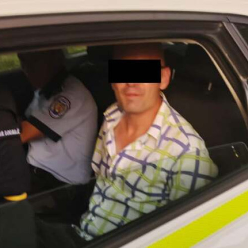 Un incident de natură penibilă a avut loc în zona centrală a Timișoarei, potrivit poliției locale. Aflată în patrulare aseară, în jurul orei 21.00, echipa de polițiști a observat în Parcul Anton Scudier un bărbat care se ascundea după un copac și privea doi tineri așezați pe o bancă, făcând gesturi suspecte. Când au intervenit, au confirmat că bărbatul se autosatisfacea sexual în mod public, fapt cunoscut și de alte persoane din apropiere. Potrivit comunicatului transmis de reprezentanții Poliției Locale Timișoara, aceștia l-au prins și l-au reținut imediat.