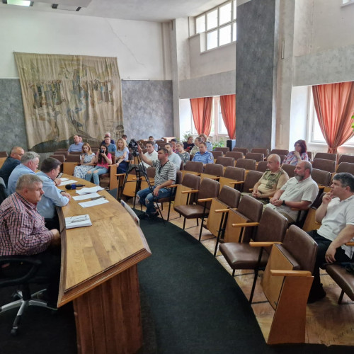 Conform botosaninews.ro, toate instituțiile din județul Botoșani implicate în gestionarea situațiilor de urgență sunt în stare de alertă din cauza avertizărilor meteo A fost convocată o ședință extraordinară a Comitetului Județean pentru Situații de Urgență, condusă de prefectul Dan Nechifor, pentru monitorizarea evoluției fenomenelor și coordonarea intervențiilor.