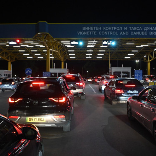 Traficul pe Podul Prieteniei Giurgiu-Ruse circulă în continuare pe o singură bandă, din cauza lucrărilor de reparație efectuate de partea bulgară, relatează digi24.ro. În perioada minivacanței de Rusalii, între 7 și 9 iunie, autoritățile anticipează aglomerație și recomandă șoferilor care ies din țară prin Punctul de Control de la Giurgiu să folosească rute alternative pentru a evita cozile mari și timpii îndelungați la trecerea frontierei.