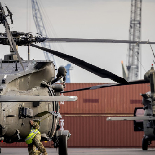 Polonia amână achiziția a 32 de elicoptere Black Hawk, conform anunțului făcut vineri de Ministerul polonez al Apărării, potrivit sursei digi24.ro. Decizia face parte dintr-o schimbare de priorități în programul de înzestrare, în contextul actualei situații geopolitice.