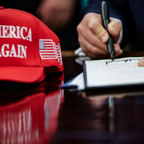 Administrația lui Donald Trump solicită Curții Supreme să permită continuarea procesului de desființare a Departamentului Educației, informează digi24.ro. Potrivit sursei, această decizie ar putea duce la transferul majorității responsabilităților legate de educație către state și consilii locale.