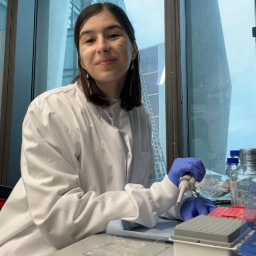 Ioana Esanu, o cercetătoare de 24 de ani, realizează modele de vase de sânge în laborator și lucrează cu tehnologia viitorului: "organul pe cip". Potrivit ziaruldeiasi.ro, ea a câștigat competiția națională "Games of Science" și este convinsă că aceste dispozitive vor schimba medicina modernă, eliminând dependența de testele pe animale și studiile clinice timpurii.