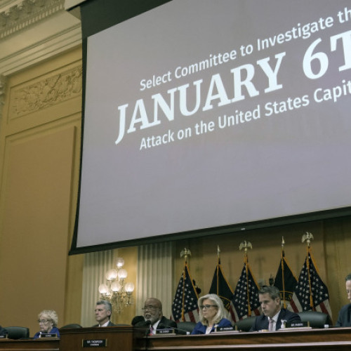 Cinci membri ai unui grup american de extremă dreaptă cer despăgubiri de 100 de milioane de dolari de la Departamentul de Justiție, potrivit AFP, care citeaza surse apropiate dosarului. Aceștia, membri ai organizației &quot;Proud Boys&quot;, au depus vineri o plângere la un tribunal federal din Florida în care afirmă că au fost victimele unei &quot;persecutii motivate politic&quot;. Cei cinci susțin că au fost vizați pentru activitățile lor legate de asaltul asupra Capitoliului din Washington, comis în ianuarie 2021.