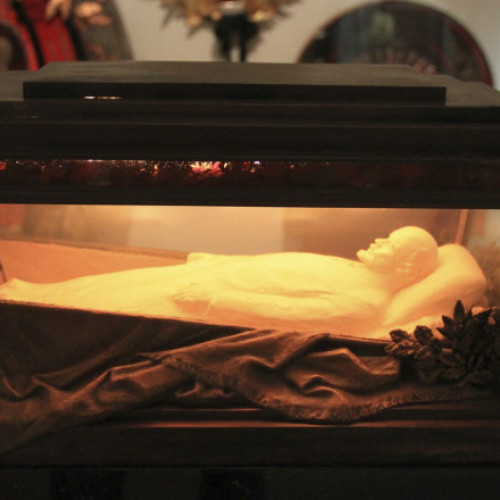 Coada uriașă de vizitatori la Mausoleul lui Lenin din Piața Roșie, în așteptarea restaurării