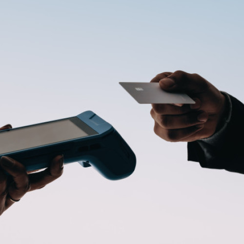 Posibila introducere a unei taxe fixe pe tranzacțiile bancare în România, de până la 3 lei pe operațiune, a stârnit reacții diverse în rândul economiștilor și politicienilor. Potrivit unui articol de pe digi24.ro, această idee a fost discutată în cadrul negocierilor de la Cotroceni pentru formarea viitorului program de guvernare, iar liberalizarea măsurii, deși ar putea aduce venituri semnificative pentru bugetul statului, de aproximativ 50 de miliarde de lei anual, primește critici dure.