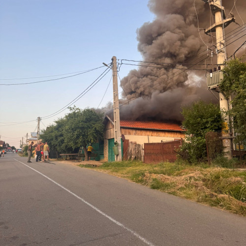 Incendiu la fața locului: mai multe autospeciale au intervenit pentru stingerea focului