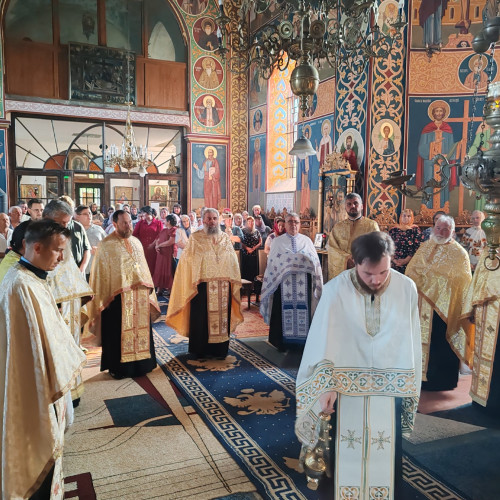 Noul preot al bisericii Sfântul Ilie din Cristești, Sebastian Lucian Gradinariu, a fost numit în funcție începând de sâmbătă, după ce fostul paroh, Daniel Constantin Taranu, s-a transferat la Biserica Izvorul Tămăduirii din Botoșani. Potrivit botoșaninews.ro, fostul preot a transmis felicitări succesorului său, menționând că are amintiri și sentimente speciale legate de comunitatea din Cristești.