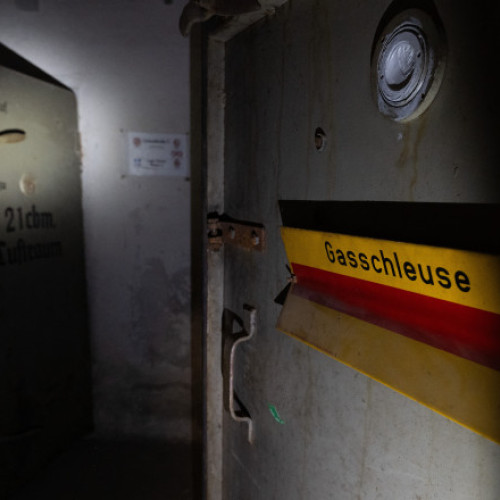 Germania își pregătește planuri rapide pentru extinderea rețelei de adăposturi antibombă, afirmă oficialii guvernamentali, punând accent pe necesitatea unei pregătiri în contextul conflictului din Ucraina. Potrivit digi24.ro, Ralph Tiesler, șeful Oficiului Federal pentru Protecție Civilă și Asistență în Caz de Dezastre (BBK), menționează că țara trebuie să fie pregătită pentru un eventual atac din partea Rusiei în următorii patru ani. El atrage atenția că Germania nu este încă suficient de pregătită în acest moment și că trebuie să se acționeze rapid.