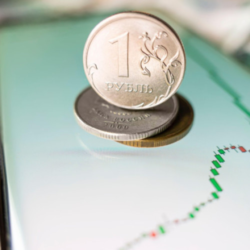 Rubla rusă înregistrează o creștere spectaculoasă în 2025, devenind cea mai performantă monedă din lume, potrivit Bank of America, citează digi24.ro. Aceasta a avut un avans de peste 40%, în ciuda unui război prelungit, scăderii prețurilor la petrol și a sancțiunilor severe impuse Rusiei. CEO-ul naționalei ruse a avut o revenire puternică după doi ani de depreciere accentuată, notează CNBC.