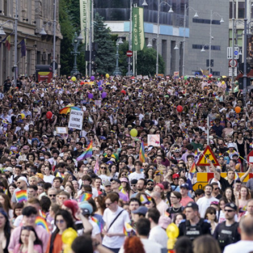 Jandarmii au intervenit în zona paradei Bucharest Pride, unde au întocmit trei acte de sesizare a organelor de urmărire penală pentru portul de obiecte periculoase. Aceștia au aplicat, de asemenea, trei sancțiuni contravenționale pentru o valoare totală de 6.000 de lei, relatează digi24.ro. Potrivit comunicatului emis de Jandarmeria Capitalei, „în continuare se fac verificări pentru identificarea și sancționarea altor persoane care au încălcat cadrul legal în vigoare”.