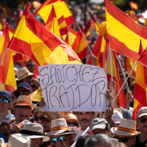 Duminică, zeci de mii de oameni au ieșit în stradă în Madrid pentru a protesta împotriva guvernului lui Pedro Sanchez, acuzat de corupție. Manifestanții s-au adunat în Plaza de España din centrul orașului, scandând „Pedro Sanchez, demisionează!” și fluturând drapele spaniole. Protestul a fost organizat de Partidul Popular, principalul partid de opoziție din Spania, după ce au fost făcute publice înregistrări audio care, potrivit partidului, ar indica o campanie de calomnie împotriva unei unități de poliție implicate în ancheta de corupție legată de rudele și apropiații lui Pedro Sanchez.