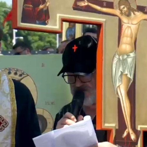 George Becali, finanțatorul FCSB, a fost acuzat că a încălcat interdicția impusă de Patriarhul Daniel de a cânta în strană la Catedrala Patriarhală. Potrivit unor surse, el a cântat fără să-și dea seama, după cum a afirmat și parlamentarul AUR, care a menționat că se va dedica acum studiului pentru a-și îmbunătăți vocea.